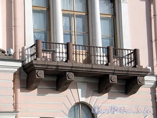 Английская наб., д. 4. Балкон. Фото июнь 2010 г.
