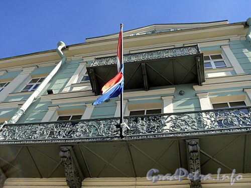 Английская наб., д. 12. Здание резиденции Генерального консула Нидерландов. Фрагмент фасада с балконами. Фото июнь 2010 г.