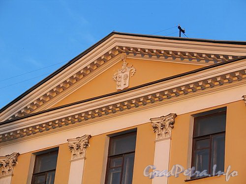 Английская наб., д. 52. Герб Струковых на фронтоне здания. Фото июнь 2010 г.