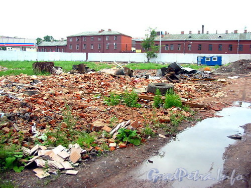 Пустырь до постройки дома. Вид в сторону Водопроводного переулка. Фото август 2003 г.