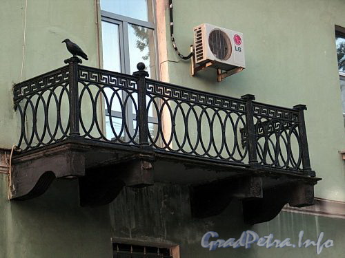 Наб. Ново-Адмиралтейского канала, д. 2. Скульптура вороны на балконе. Фото июнь 2010 г.