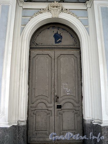 Дворцовая наб., д. 10. Одна из входных дверей. Фото июнь 2010 г.