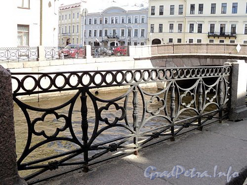 Фрагмент ограды набережной Зимней канавки между 1-м и 2-м Зимними мостами. Фото июнь 2010 г.