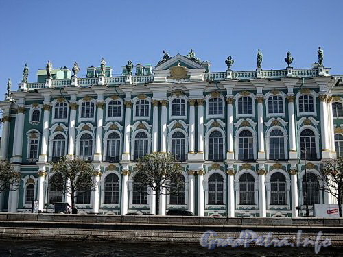 Дворцовая наб., д. 38. Зимний дворец. Левая часть фасада здания. Фото июнь 2010 г.