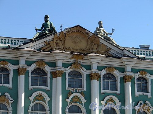 Дворцовая наб., д. 38. Зимний дворец. Скульптурная группа над центральным фронтоном. Фото июнь 2010 г.