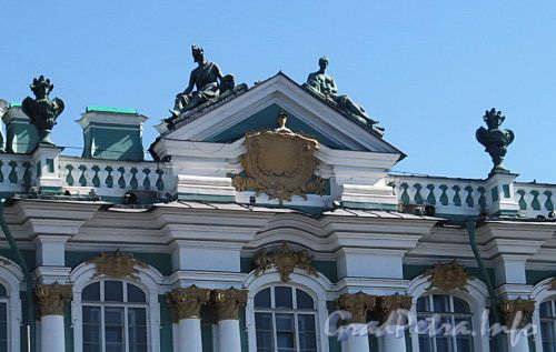 Дворцовая наб., д. 38. Зимний дворец. Скульптурная группа над фронтоном левой части фасада здания. Фото июнь 2010 г.