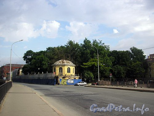 Вид на усадьбу Бобринских с Храповицкого моста.