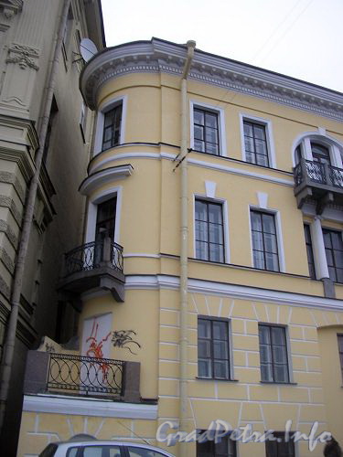 Балконы со стороны  д. 24 по наб. р. Фонтанки