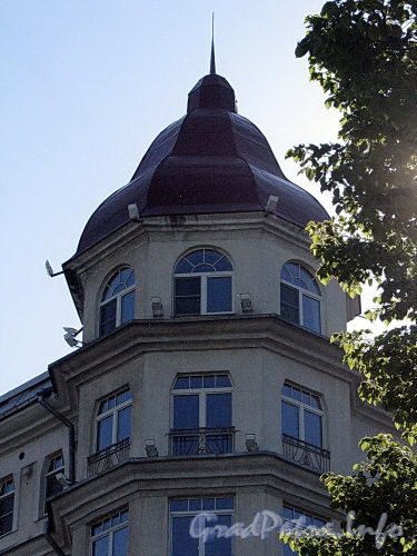 Наб. Мартынова, д. 4. Угловая башня. Фото июнь 2010 г.