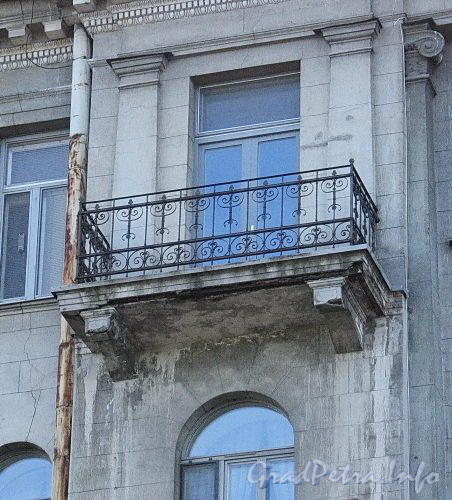 Наб. Мартынова, д. 6. Решетка балкона. Фото июнь 2010 г.
