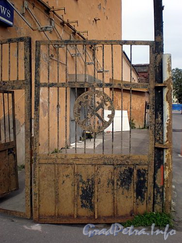 Пироговская наб., д. 11. Ворота. Фото июль 2009 г.