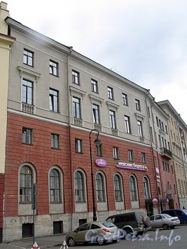 Набережная Макарова, д. 32. Фасад здания кондитерской фабрики «Невские берега». Фото май 2010 г.