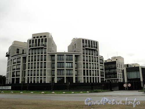 Наб. Мартынова, д. 62. Элитный жилой комплекс «Дом у Моря». Вид от Гребного канала. Фото сентябрь 2010 г.