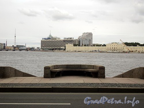 Гранитная скамейка и спуск к воде на набережной Кутузова. Фото сентябрь 2010 г.