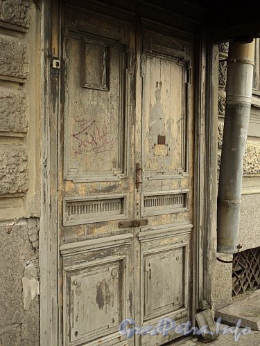 Наб. Кутузова, д. 6. Парадная дверь. Фото сентябрь 2010 г.