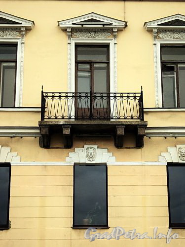 Наб. Кутузова, д. 14. Дом С.П. Неклюдова. Фрагмент фасада с балконом. Фото сентябрь 2010 г.
