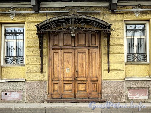 Наб. Кутузова, д. 16. Парадная дверь. Фото сентябрь 2010 г.
