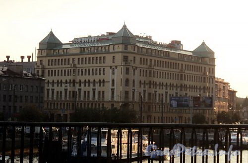 Наб. Адмирала Макарова, д. 30 / Малый пр. В.О., д. 1. Вид с Тучкова моста. Фото июль 2010 г.
