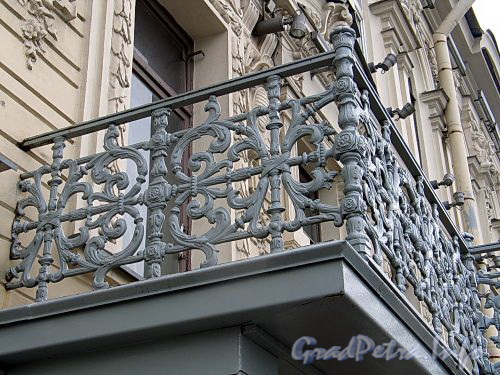 Наб. Кутузова, д. 28. Решетка балкона. Фото сентябрь 2010 г.