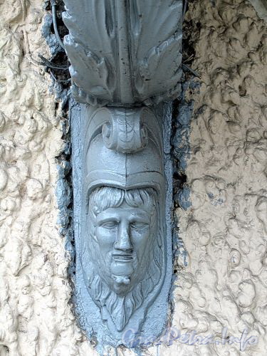 Наб. Кутузова, д. 28. Элементы декора кронштейна балкона. Фото сентябрь 2010 г.