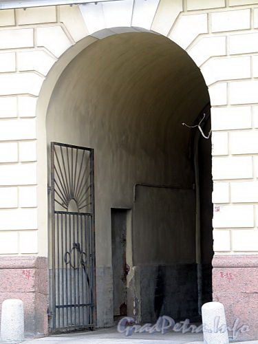 Наб. Кутузова, д. 32. Арка во внутренний двор. Фото сентябрь 2010 г.