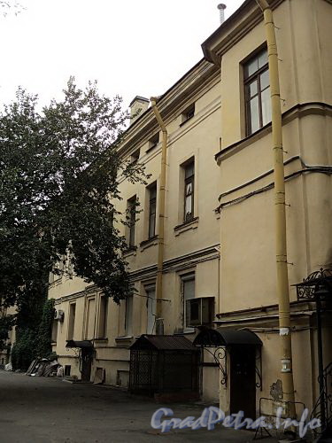 Наб. Кутузова, д. 36. Вид со двора. Фото сентябрь 2010 г.