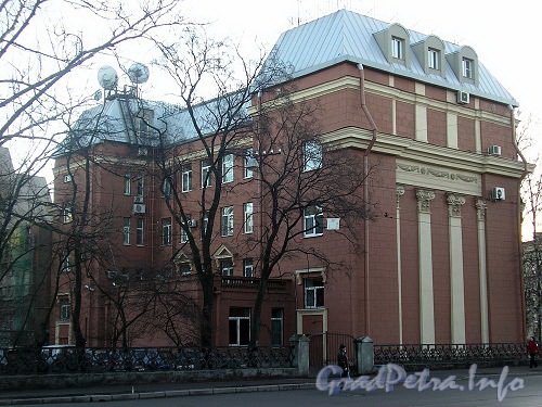 Наб. реки Карповки, д. 43. Общий вид здания с ул. Попова. Фото 2006 г.