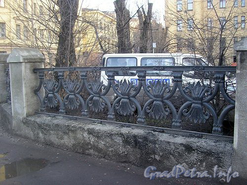 Ограда сквера у д. 43 по наб. р. Карповки. Фото 2006 г.