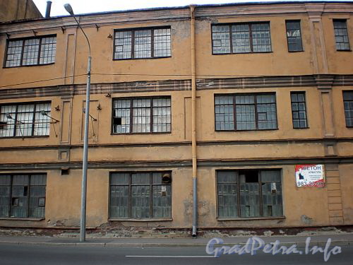 Пироговская наб., д. 11. Производственное здание. Фрагмент фасада. Фото июль 2009 г.