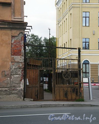 Пироговская наб., д. 11. Ворота. Фото июль 2009 г.
