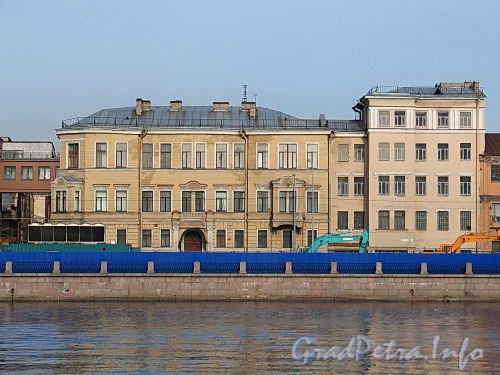 Пироговская наб., д. 13 (правая и центральная части). Общий вид с Петроградской набережной. Фото апрель 2010 г.