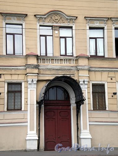 Пироговская наб., д. 13 (центральная часть). Фрагмент фасада. Фото июль 2009 г.