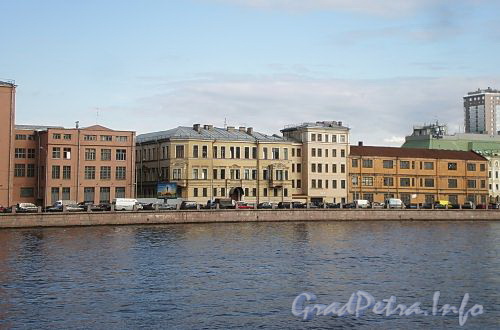 Дома 11 и 13 (правая и центральная части). Общий вид с Петроградской набережной. Фото август 2009 г.