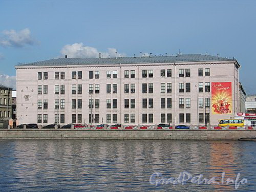 Пироговская наб., д. 15, лит. А. Производственное здание завода «МАССА-К». Общий вид. Фото апрель 2010 г.