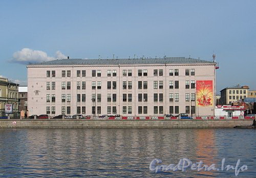 Пироговская наб., д. 15, лит. А. Производственное здание завода «МАССА-К». Фасад здания. Фото апрель 2010 г.