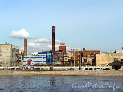 Пироговская наб., д. 17 (левая часть). Комплекс производственных зданий. Фото апрель 2010 г.
