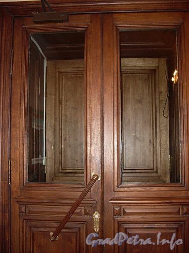 Наб. Кутузова, д. 20. Парадная дверь. Фото ноябрь 2010 г.