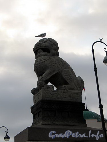 Скульптуры «Ши-цза» у парадного гранитного спуска на Петровской набережной. Фото октябрь 2010 г.