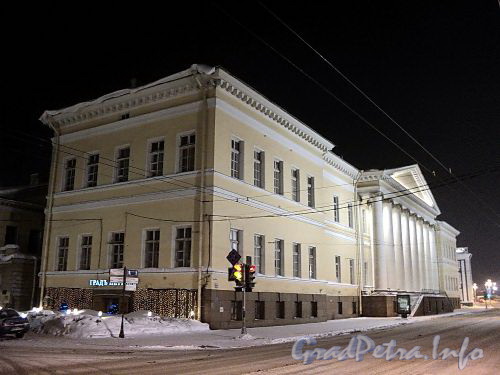 Здание Академии Наук в ночной подсветке. Фото январь 2011 г.