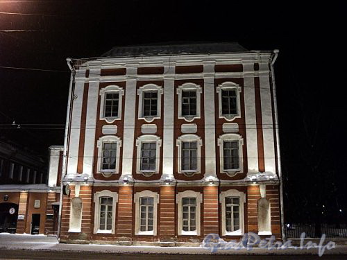 Здание Двенадцати коллегий в ночной подсветке. Вид с набережной. Фото январь 2011 г.