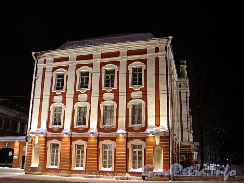 Здание Двенадцати коллегий в ночной подсветке. Вид с набережной. Фото январь 2011 г.