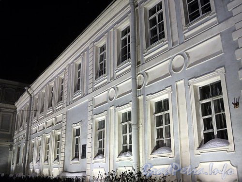 Университетская наб., д. 11. Ночная подсветка здания. Фрагмент фасада. Фото январь 2011 г.