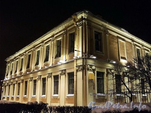 Университетская наб., д. 15. Левое крыло. Ночная подсветка фасада здания. Фото январь 2011 г.