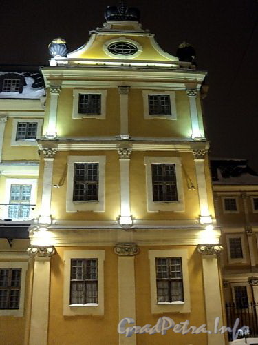 Университетская наб., д. 15. Центральная часть. Ночная подсветка здания. Фрагмент фасада. Фото январь 2011 г.