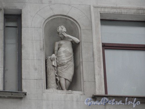 Наб. реки Фонтанки, д. 126. Скульптуры на фасаде здания. Фото февраль 2011 г.