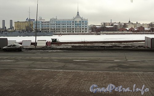 Вид на Петроградскую набережную от гостиницы «Петербург». Фото март 2011 г.