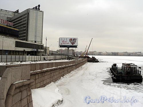 Реконструкция и расширение Пироговской набережной в районе гостиницы «Петербург». Фото март 2011 г.