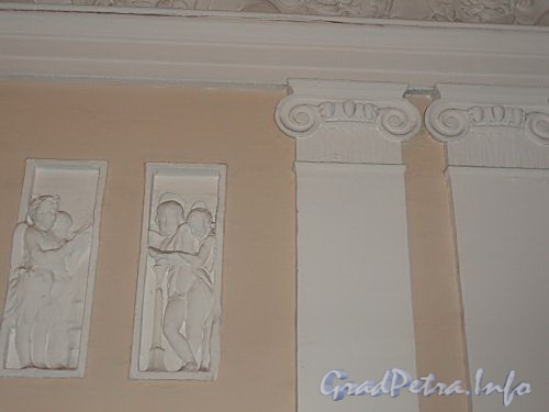 Наб. реки Фонтанки, д. 126. Холл первого этажа декорирован барельефами и пилястрами. Фото февраль 2011 г.