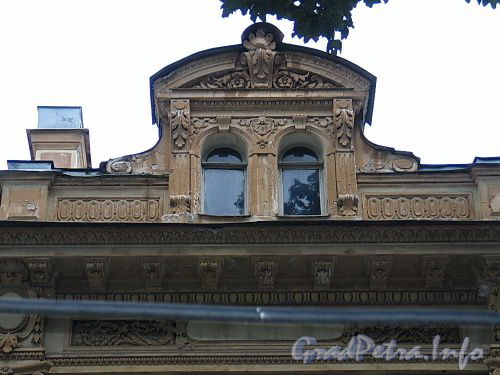 Наб. Малой Невки, д. 4. Фрагмент фасада главного корпуса. Фото сентябрь 2010 г.