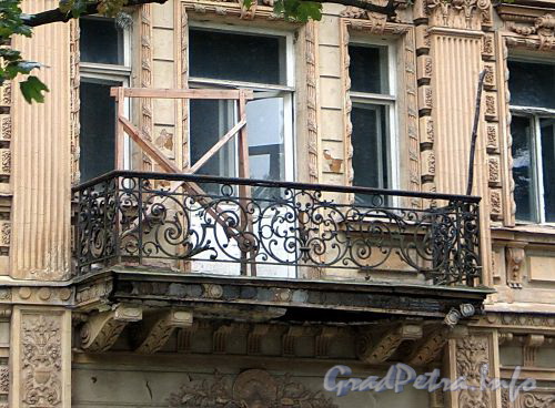 Наб. Малой Невки, д. 4. Главный корпус. Ограждение балкона. Фото сентябрь 2010 г.